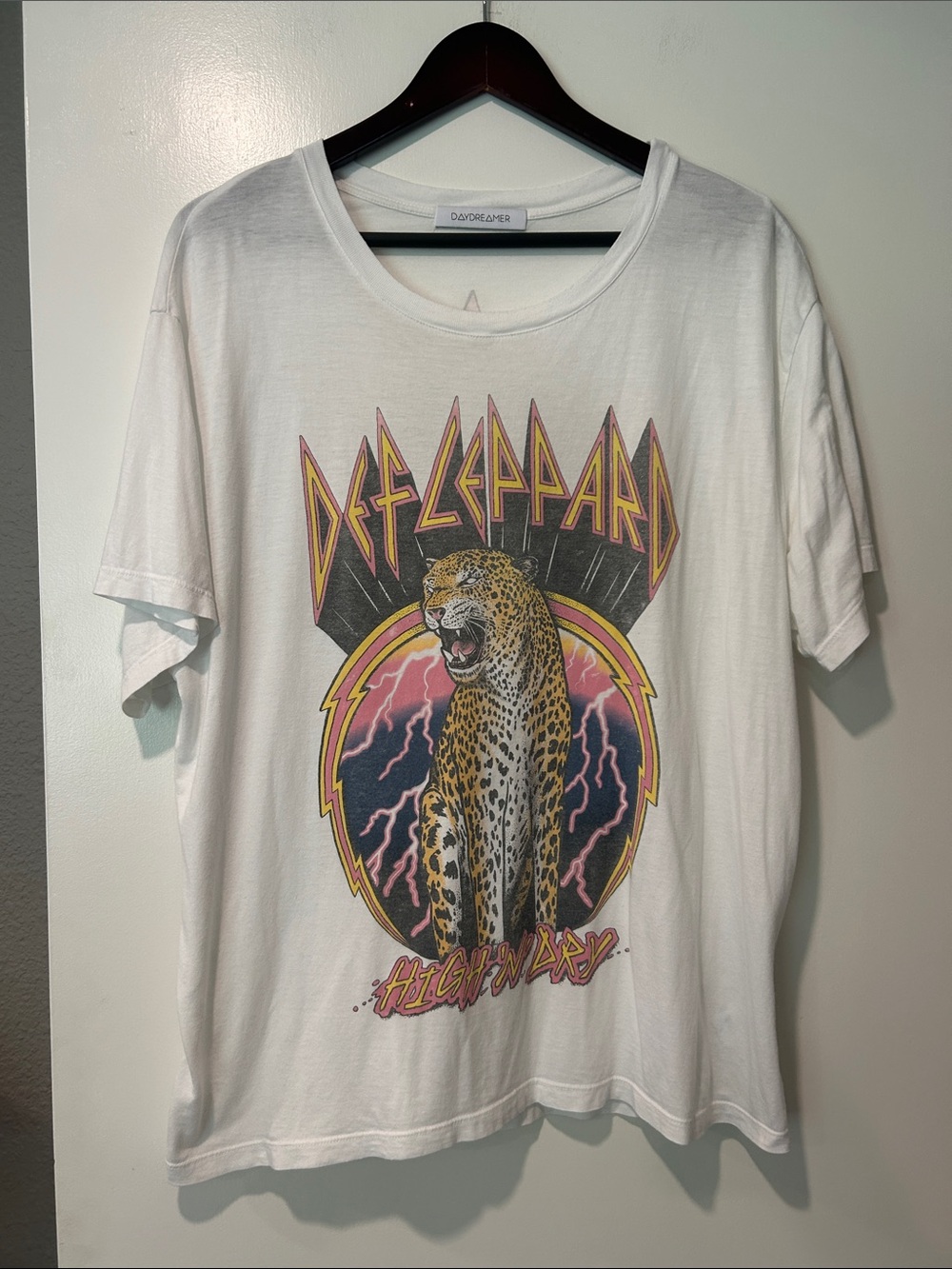 Daydreamer Def Leopard High n Dry Graphic Tee in White Size Large - Picture 2 of 5